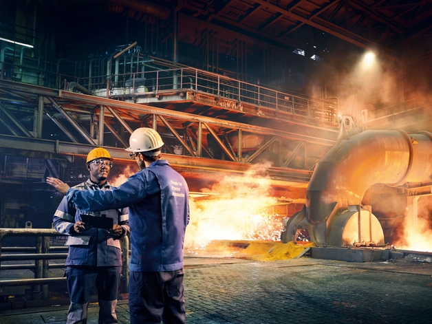 Due tecnici parlano in un'industria metallurgica.