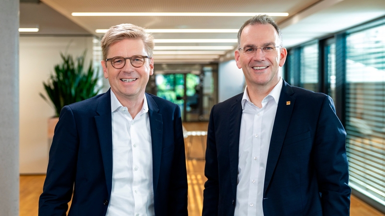 Mats Gökstorp, CEO di SICK AG e Peter Selders, Amministratore Delegato del Gruppo Endress+Hauser.