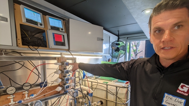 Ricercatore capo che mostra la strumentazione di Endress+Hauser e Rockwell Automation