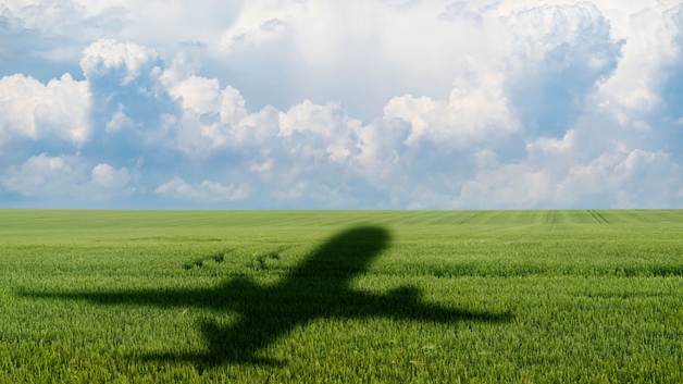 Ombra di un aereo su un campo agricolo