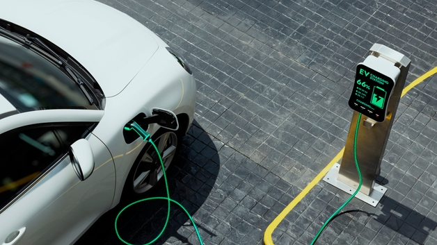 Auto elettrica in fase di ricarica della batteria.