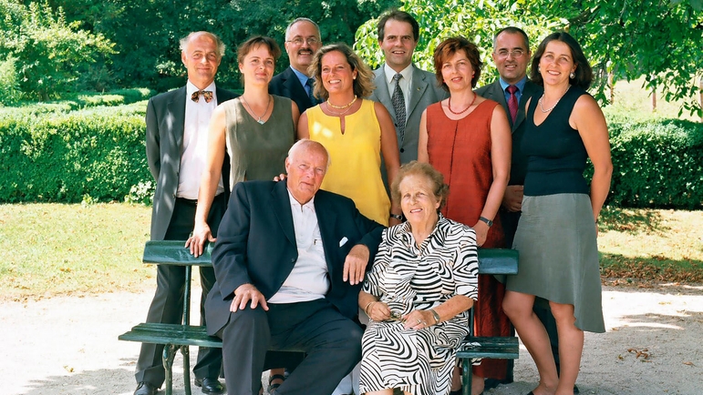 Georg H e Alice Endress nel 2003 con i loro otto figli adulti.