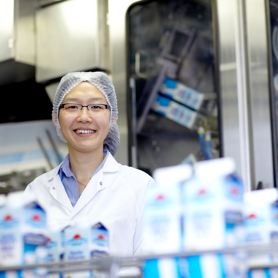 Donne al lavoro in un impianto lattiero-caseario