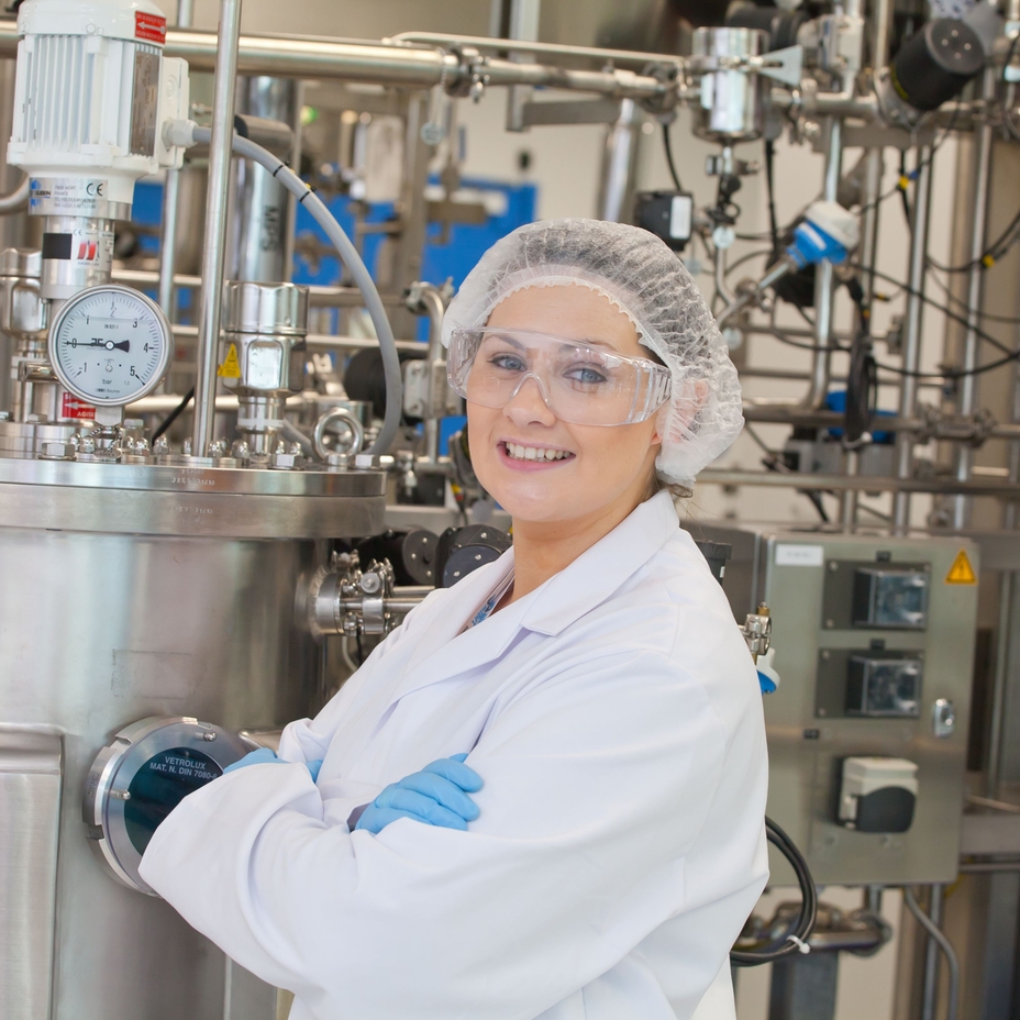 Scienziato nella camera bianca di una struttura produttiva dell'industria farmaceutica