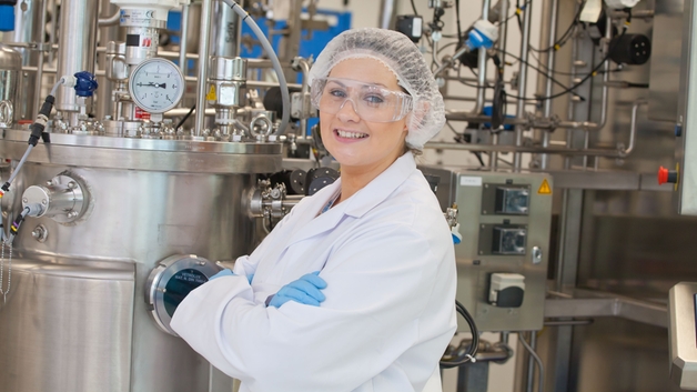 Scienziato nella camera bianca di una struttura produttiva dell'industria farmaceutica
