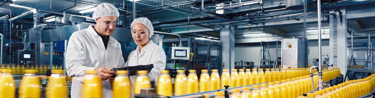 Addetto in un impianto di produzione alimentare
