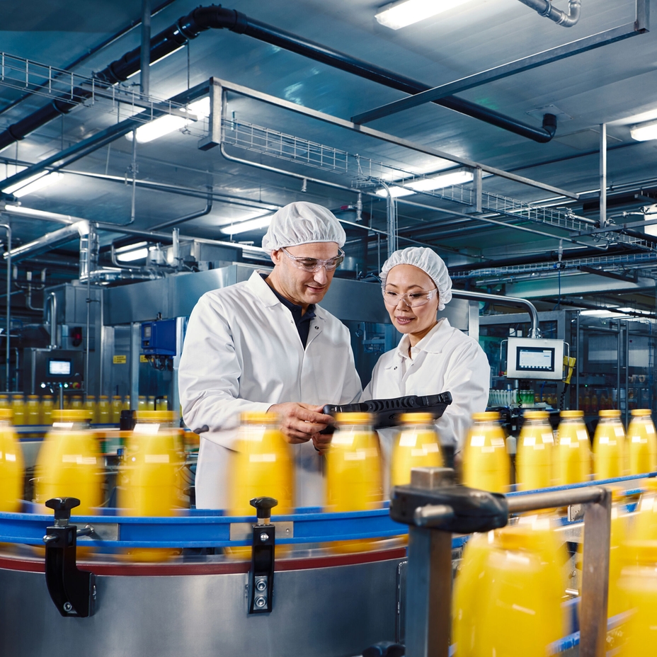 Addetto in un impianto di produzione alimentare