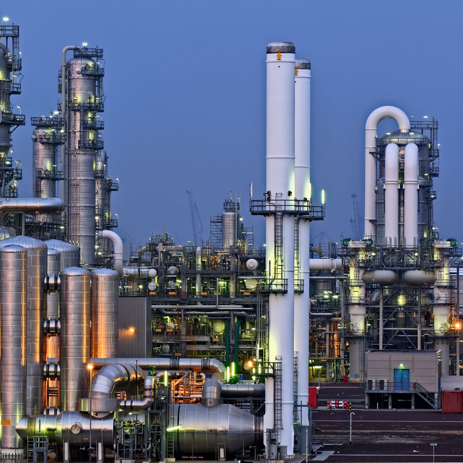 Raffineria oil & gas, vista notturna