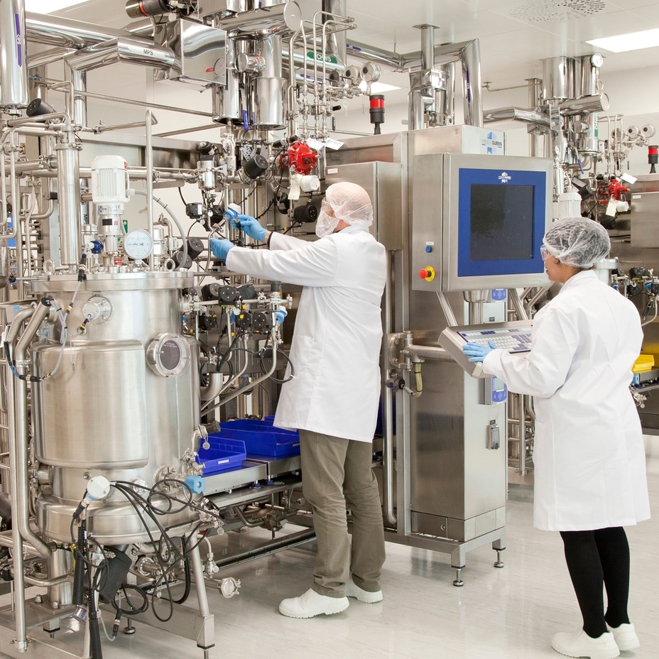Scienziati che lavorano con un bioreattore