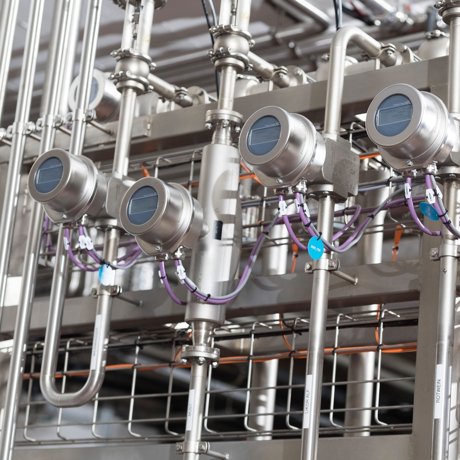Processo di miscelazione in uno stabilimento di produzione di bevande