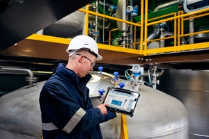 Responsabile della manutenzione con un tablet SMT70 in un impianto chimico
