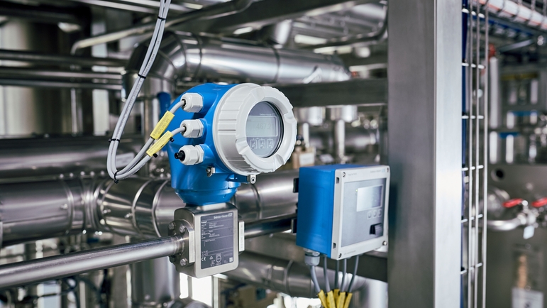 Promag H 300 registra il consumo d'acqua e la portata del fluido per il processo CIP