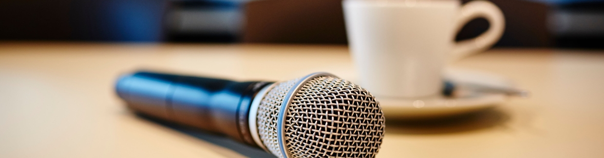 Atmosfera da conferenza stampa: microfono e una tazza di caffè