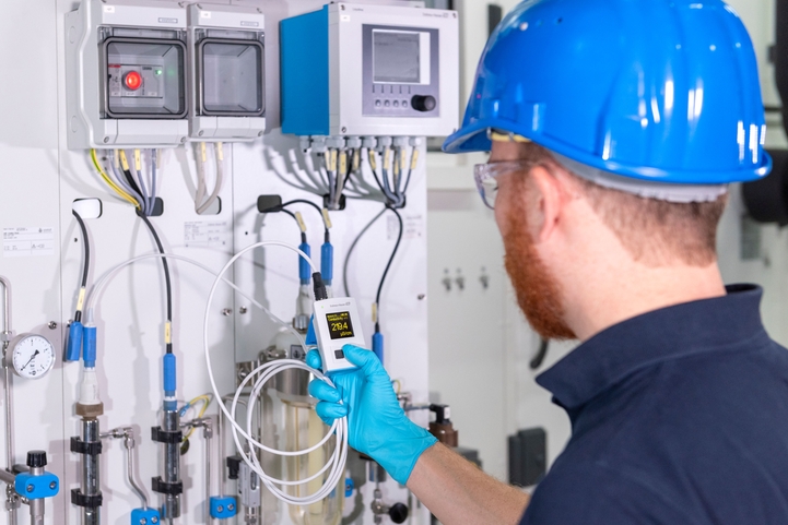 Tecnico che controlla i valori di pH in laboratorio