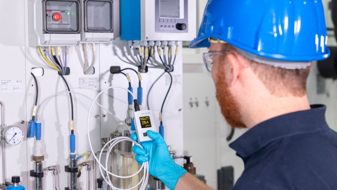 Tecnico che controlla i valori di pH in laboratorio