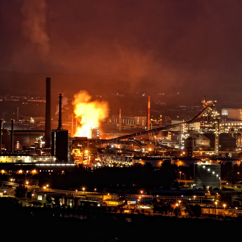 Impianto di produzione dell'acciaio, vista notturna