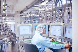 Dipendente di un'azienda farmaceutica monitora i dati di produzione in tempo reale