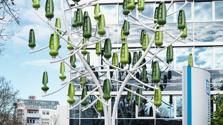 Un albero del vento alimenta la stazione di ricarica per veicoli elettrici di Endress+Hauser Liquid Analysis a Gerlingen.