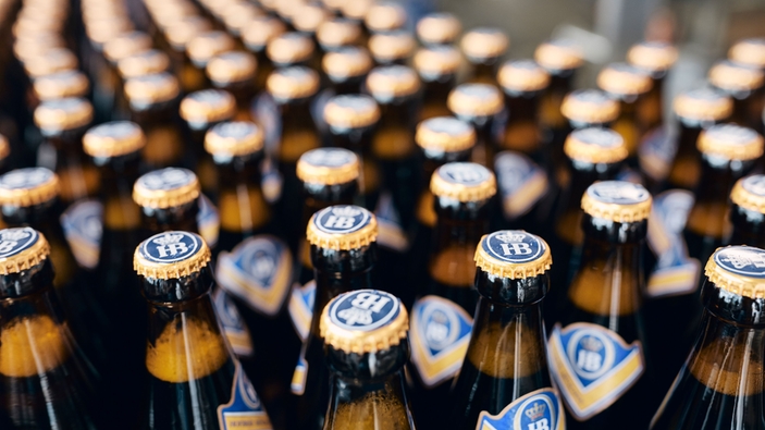Bottiglie di birra in una birreria