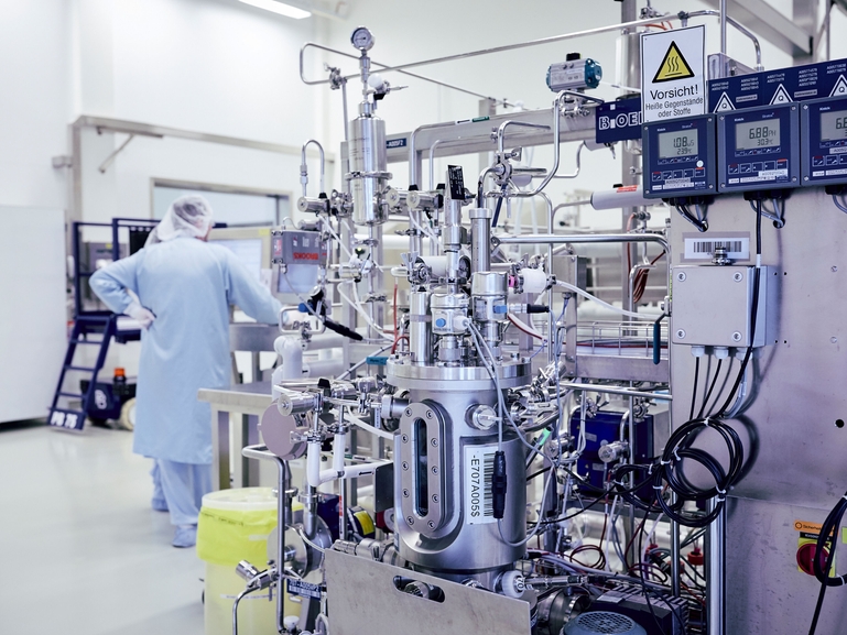 Bioreattore per il processo di fermentazione delle colture cellulari con un ricercatore Ricercatore con bioreattore durante il processo di fermentazione delle colture cellulari nell'industria farmaceutica