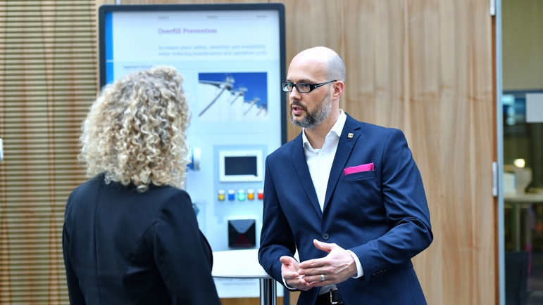 Un nostro collega e un cliente che discutono durante un seminario