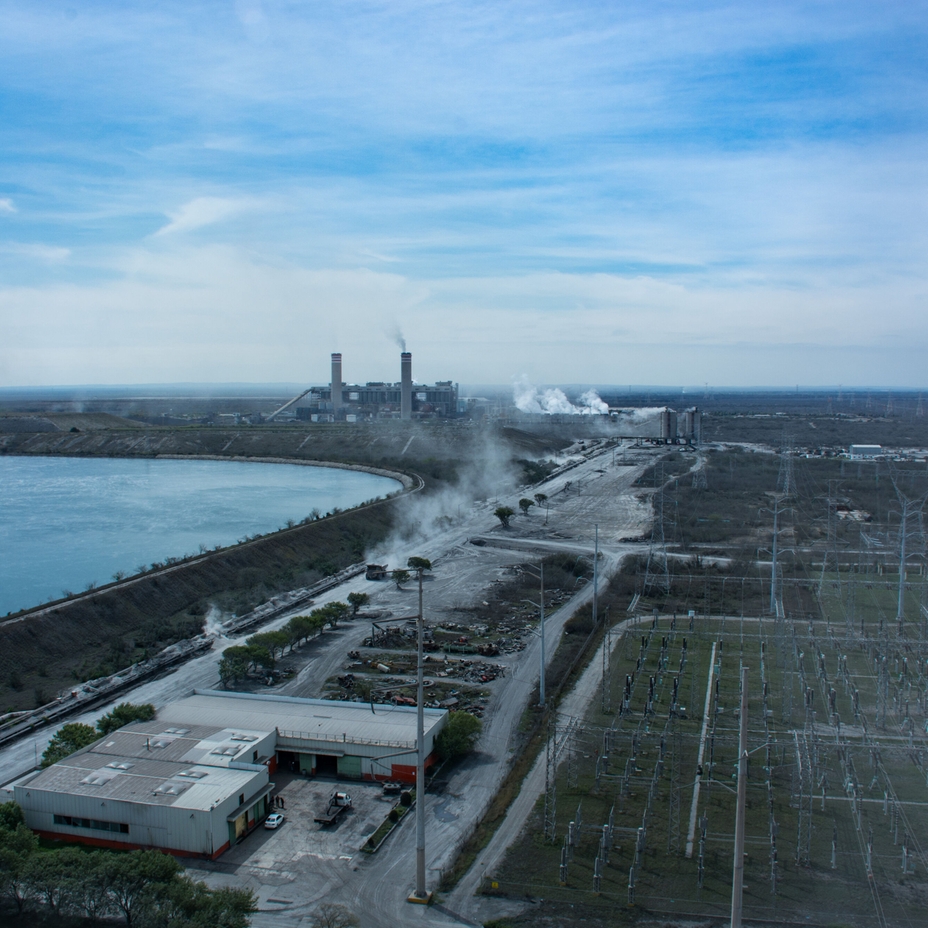 Una centrale elettrica a vapore con acqua di raffreddamento