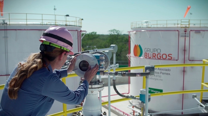 Donna con un dispositivo Endress+Hauser presso lo stabilimento del Grupo Burgos