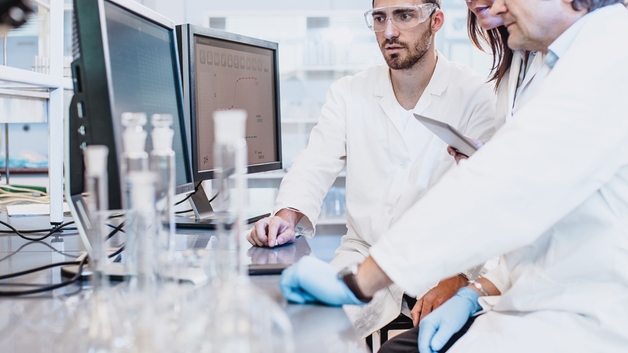 Scienziati in laboratorio davanti a un computer