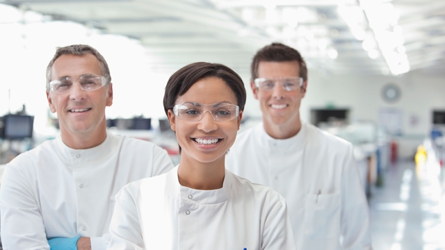 Gruppo di scienziati sorridenti nel settore biofarmaceutico