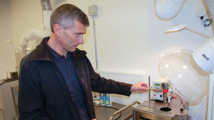 Taratura di un sensore di temperatura in laboratorio eseguita da Tommy Mikkelsen, metrologo presso Chr. Hansen