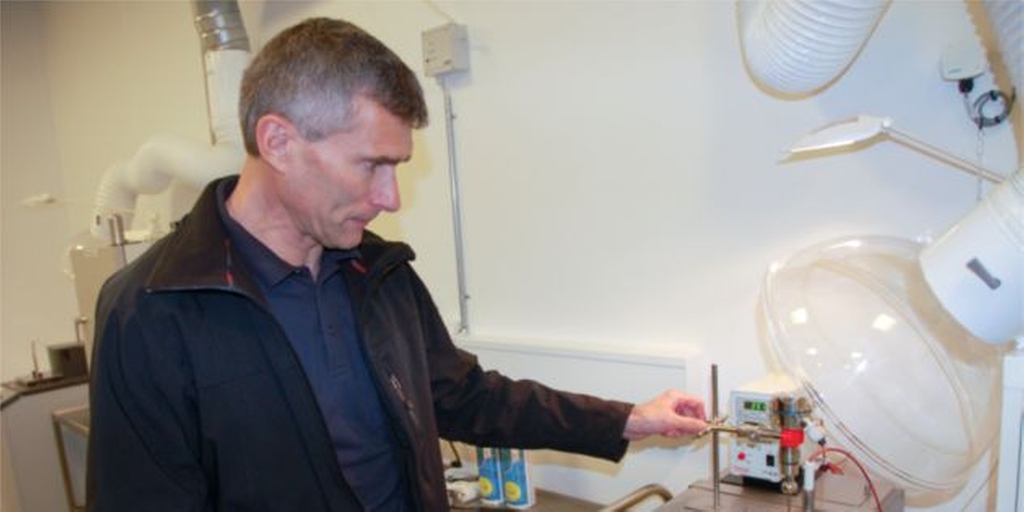 Taratura di un sensore di temperatura in laboratorio eseguita da Tommy Mikkelsen, metrologo presso Chr. Hansen