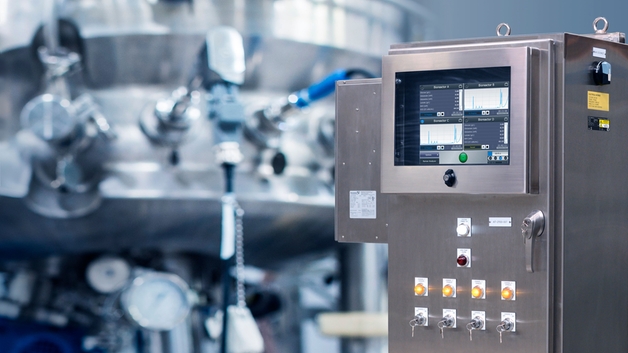 Analizzatore Raman Rxn4 con custodia e sonda Rxn-45 in un bioreattore in acciaio inox