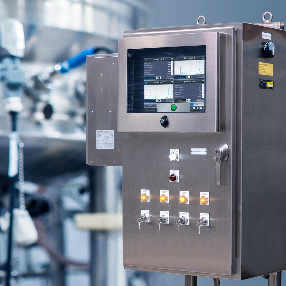 Analizzatore Raman Rxn4 con custodia e sonda Rxn-45 in un bioreattore in acciaio inox