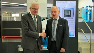 Il Ministro-Presidente del Baden-Württemberg visita Endress+Hauser
