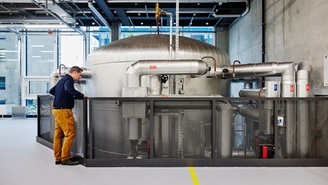 Questo serbatoio accumula il calore di scarto della produzione di Endress+Hauser per riscaldare l'edificio.