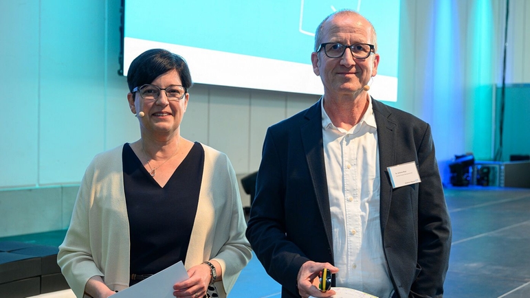 La dott.ssa Christine Koslowski e il dott. Andreas Mayr hanno condotto il programma e premiato i vincitori di quest'anno.