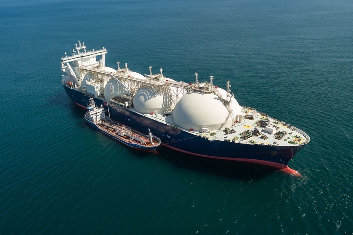 Bastimento e pontone cisterna durante il processo di bunkeraggio di LNG
