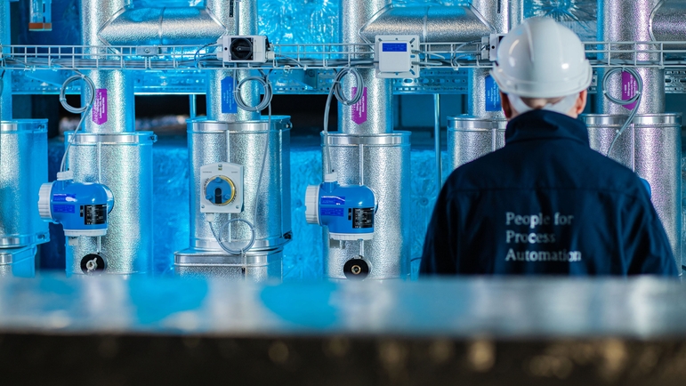 Dipendente Endress+Hauser presso l'impianto produttivo di un cliente.