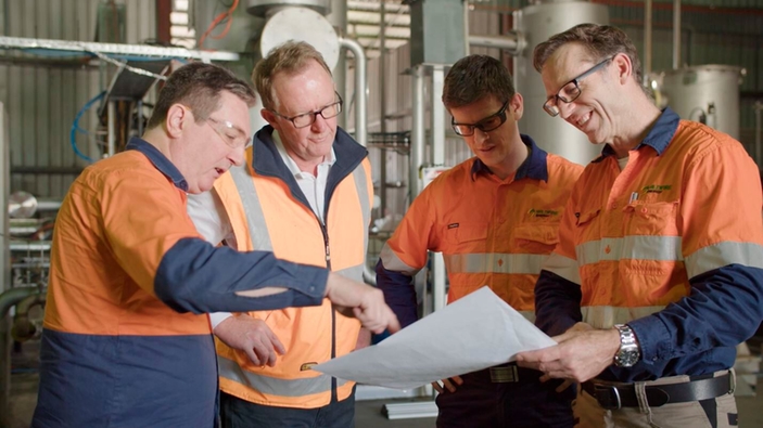 Team di Wildfire Energy Australia che discute costruzione e processi del loro impianto pilota.