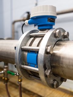 Immagine del misuratore di solidi totali Proline Teqwave MW 500 installato in un impianto di trattamento delle acque reflue