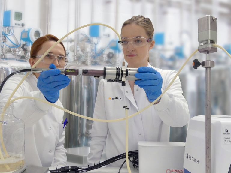 Case study su Alvotech che usa sistemi Raman di Endress+Hauser Ricercatori Alvotech con armatura a deflusso Raman